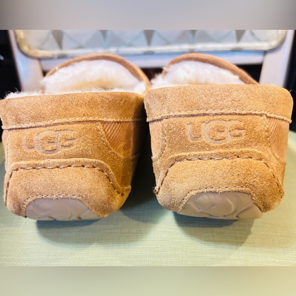 UGG Men’s Ascot Corduroy II Chestnut Slippers - Picture 14 of 15